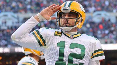 Aaron Rodgers arrives at Jets' facility, greeted by members of organization