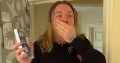 Brilliant moment couple win two tickets to Glastonbury in Willy Wonka style golden ticket giveaway - manchestereveningnews.co.uk