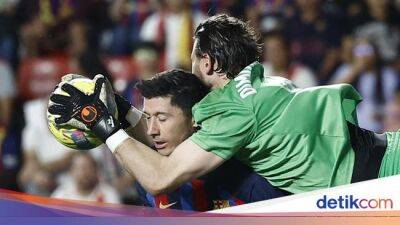 Robert Lewandowski - Fran García - Rayo Vallecano - Liga Spanyol - Rayo Vs Barcelona: Los Cules Tumbang 1-2 - sport.detik.com