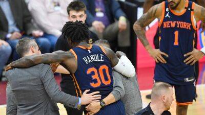 Knicks' Julius Randle sprains left ankle in first half against Cavaliers