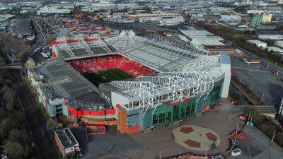 Final bids submitted for Manchester United