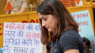 Vinesh Phogat Asks Cousin Babita Not To Weaken Wrestlers' Protest - sports.ndtv.com - India -  Delhi -  Sandeep