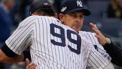 Yankees mull placing Judge on injured list with mild hip strain - ESPN