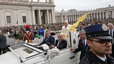 Pope Francis defends the "marginalised" at Palm Sunday mass a day after hospital release - euronews.com -  Rome - Vatican