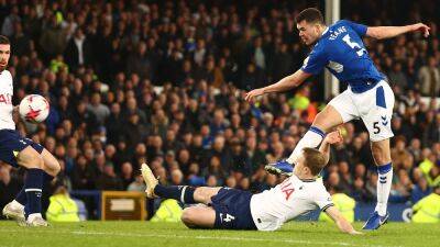 Keane's injury time equaliser secures vital point for Everton