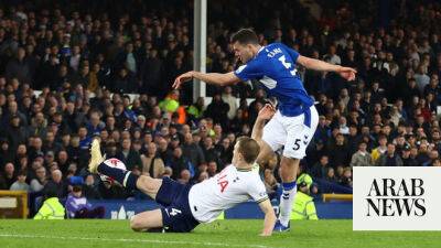 10-man Everton strike late to hold Tottenham 1-1