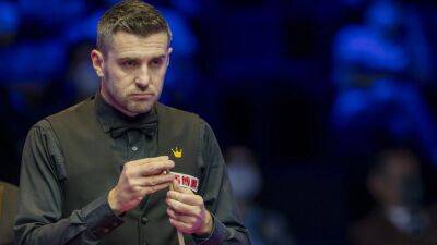 Selby leaves it late to overcome Allen at the Crucible