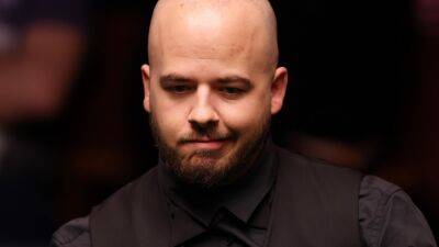 World Snooker Championship final: ‘It’s dipped to the right’ – Red deviates from its line for Luca Brecel