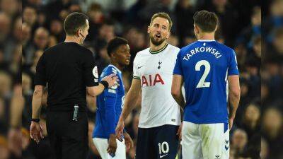 Harry Kane Scores But 10-Man Everton Strike Late To Hold Tottenham