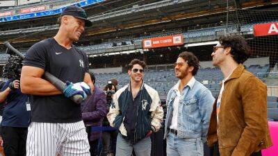 Jonas Brothers do play-by-play of Yankees game, mistakenly call bullpen a 'ball pit'