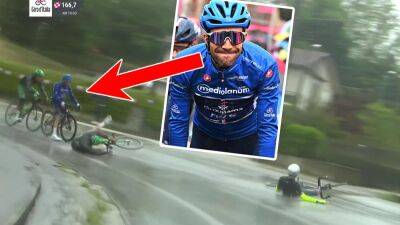 Sean Kelly - Giro d’Italia 2023: 'Two down!' – Thibaut Pinot shows awesome bike handling skills to avoid crash - eurosport.com - Italy