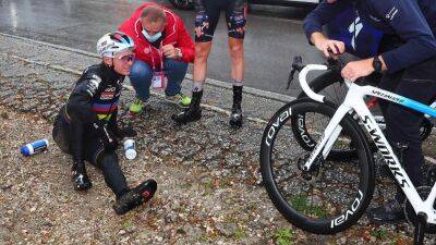 Giro d’Italia 2023: Kaden Groves wins Stage 5, Remco Evenepoel crashes twice, Mark Cavendish slides across finish