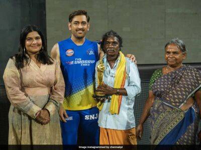 MS Dhoni Meets Oscar-winning Team of 'The Elephant Whisperers', Gifts Personalised Jerseys - sports.ndtv.com -  Delhi - Jersey -  Chennai