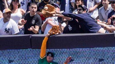 Derek Jeter - Yankees fan snatches fly ball from Athletics outfielder; umpires rule it home run - foxnews.com - New York - state New York