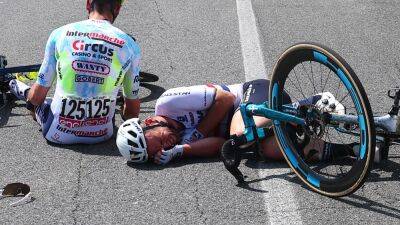 Mark Cavendish - Mads Pedersen - Mark Cavendish crashes again on Stage 6 of Giro d’Italia, injuries to be assessed by Astana Qazaqstan medics - eurosport.com -  Naples -  Astana