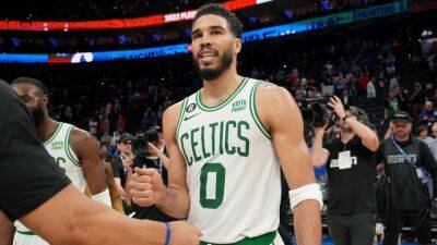 Jayson Tatum's big 4th quarter keeps Celtics alive against 76ers - ESPN