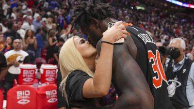 Ex-NBA player criticizes Knicks' Julius Randle for kissing wife right after playoff game