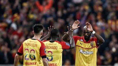 Ten-man Lens Put Title Pressure Back On Paris Saint-Germain