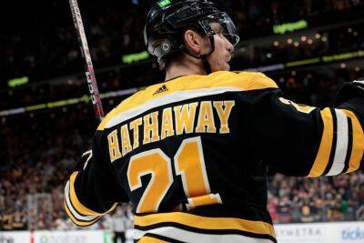 Bruins' Garnet Hathaway makes clean grab in Fenway Park stands - ESPN