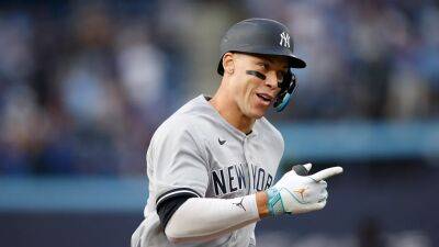 Aaron Judge's peek into dugout believed to be due to Blue Jays tipping pitches: report