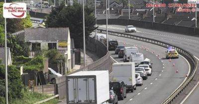 Heavy M4 traffic after fire involving vehicle containing gas cylinders - live updates