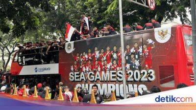 Menpora Dito Resmi Lepas Kontingen SEA Games 2023 Ikuti Kirab Juara