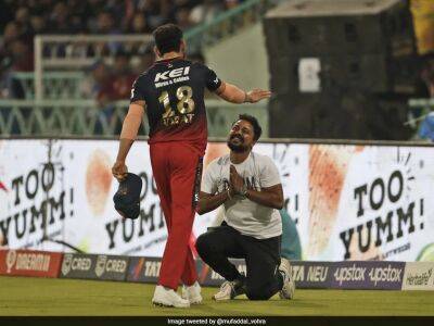 Watch: Height Of Fandom As Man Enters Lucknow Ground To Touch Virat Kohli's Feet, Stops IPL 2023 Match