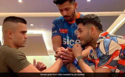 Rohit Sharma - Sunrisers Hyderabad - Arjun Tendulkar - Suryakumar Yadav - Watch: Arjun Tendulkar Arm-Wrestles In Training Ahead Of Crucial IPL 2023 Clash - sports.ndtv.com - India -  Hyderabad