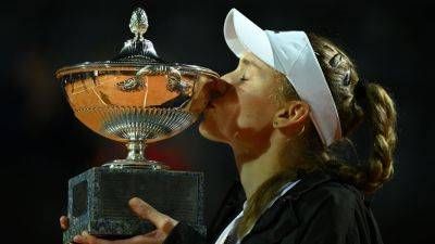 Elena Rybakina wins Italian Open after Anhelina Kalinina retires injured in Rome showpiece