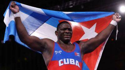 Cuban wrestler Mijain Lopez returns to break Olympic record he shares with Michael Phelps