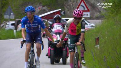 Dan Lloyd - Ad However - Giro d’Italia: 'Shake your hand, take your watch!' – Ben Healy’s cheeky attack after Thibaut Pinot handshake - eurosport.com - county Thomas