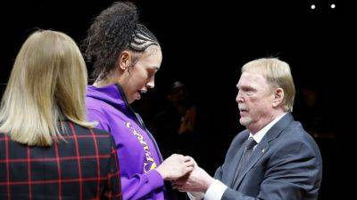 Sparks' Dearica Hamby gets title ring, ovation at Aces' ceremony - ESPN