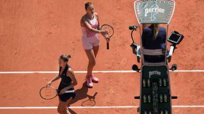 Marta Kostyuk booed for not shaking Aryna Sabalenka's hand at French Open - ESPN