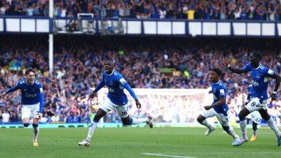 Doucoure strike keeps Everton in the Premier League