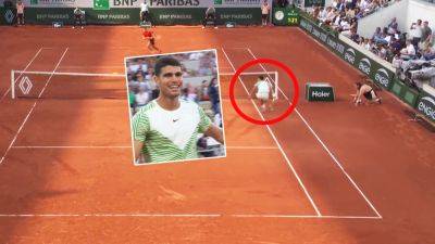 French Open 2023: Carlos Alcaraz wows crowd with 'out of this world' shot from 'outrageous angle'