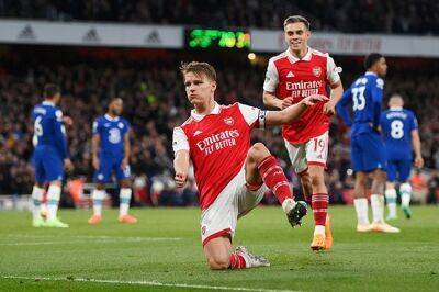 Arsenal back on top of Premier League after beating woeful Chelsea