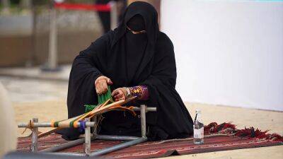 Qatar 365: Discover the ancient traditions of Sadu weaving, sword making and falconry - euronews.com - Qatar -  Doha