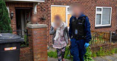 'Locals applaud' as police smash down doors of suspected drug den - manchestereveningnews.co.uk - Manchester