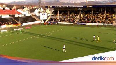 Gol Roket! Tembak dari Tengah Lapangan, Manfaatkan Operan Buruk Lawan - sport.detik.com