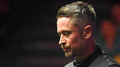 World Seniors Snooker Championship: Alfie Burden whitewashes Ken Doherty to reach quarter-finals