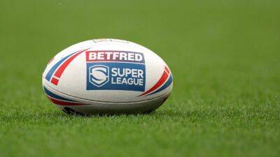 Rampaging bull storms pitch ahead of Super League match - ESPN - espn.com - Britain - France