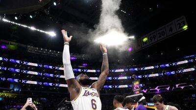 Andrew Wiggins - Mark J.Terrill - Anthony Davis - Lakers dominate Game 3 over Warriors to take series lead - foxnews.com - San Francisco - Los Angeles -  Los Angeles