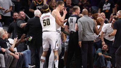 Nikola Jokic - Aaron Gordon - Nikola Jokic gets tech after making contact with Suns owner - ESPN - espn.com - state Michigan