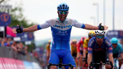 Giro d'Italia 2023: Michael Matthews darts to Stage 3 win as Remco Evenepoel makes small GC gain
