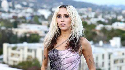 Justin Bieber - Miley Cyrus' 'Flowers' becomes the fastest record to reach a billion Spotify streams - euronews.com - Britain