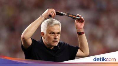 Kronologi Mourinho 'Buang' Medali Liga Europa