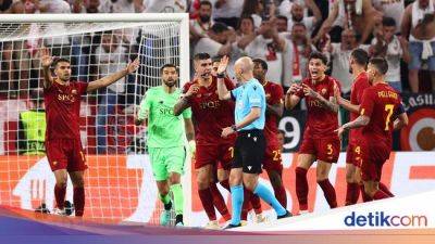 Diego Llorente - Gianluca Mancini - As Roma - Liga Europa - Bek Roma 'Serang' Wasit Anthony Taylor - sport.detik.com -  Budapest