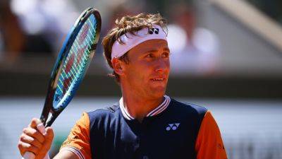 French Open 2023: Casper Ruud sees off plucky Giulio Zeppieri to reach third round at Roland-Garros