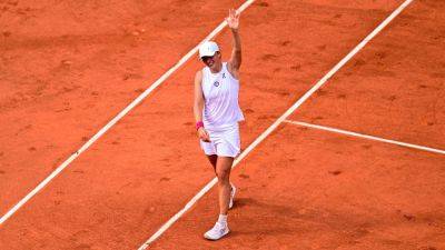 Updated Swiatek digs deep to beat Muchova and win French Open