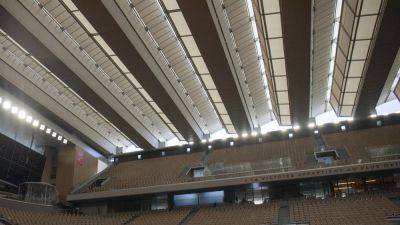 French Open final starts under closed roof at Roland Garros